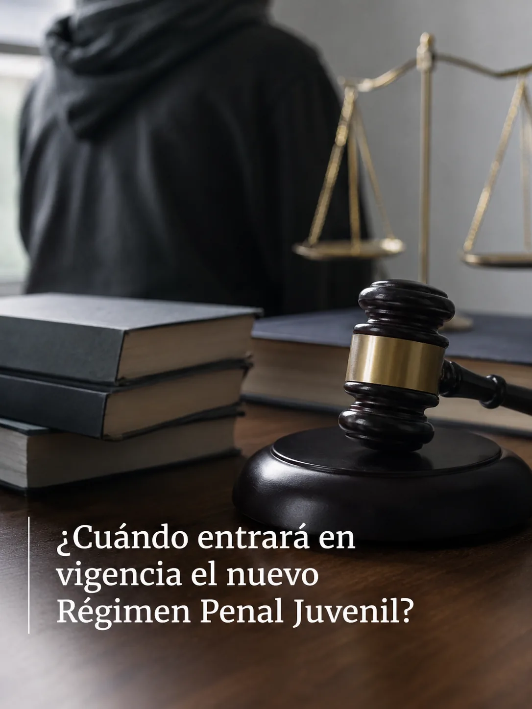 Martillo de juez, balanza de la justicia y libros de derecho sobre un escritorio